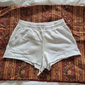 White Sweat Short with functional pockets